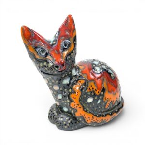 Schwarzer bemalter Kater mit Blume, Keramik von Julia Kurtu