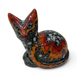 Schwarzer bemalter Kater mit Blume, Keramik von Julia Kurtu