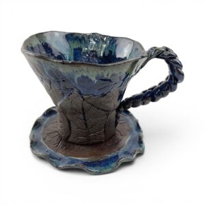 Schwarze Tasse innen dunkeltürkis mit Untertasse, Keramik von Julia Kurtu