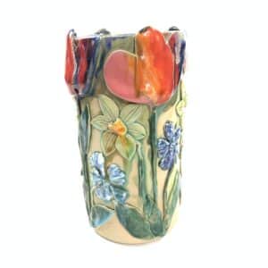 Große zylindrische Vase  mit verschiedenen Blumen drumherum