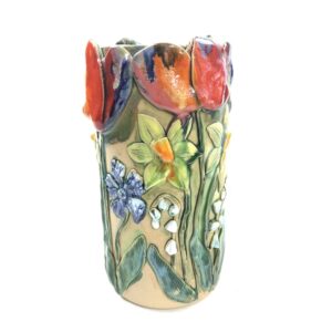 Große zylindrische Vase  mit verschiedenen Blumen drumherum, Keramik von Julia Kurtu