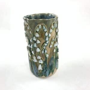 Zylindrische Vase  mit Maiglöckchen drumherum
