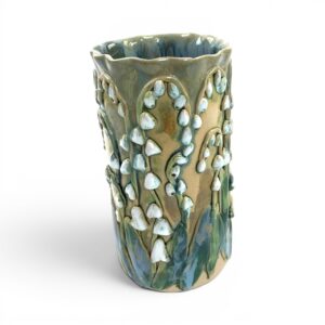 Zylindrische Vase  mit Maiglöckchen drumherum, Keramik von Julia Kurtu