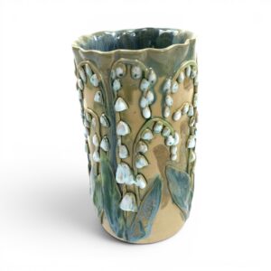 Zylindrische Vase  mit Maiglöckchen drumherum, Keramik von Julia Kurtu