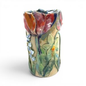 Zylindrische Vase  mit verschiedenen Blumen drumherum, Keramik von Julia Kurtu